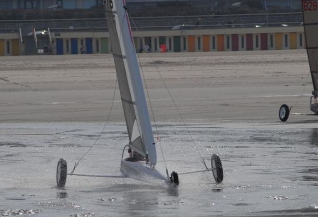 Char a voile dans les flaques